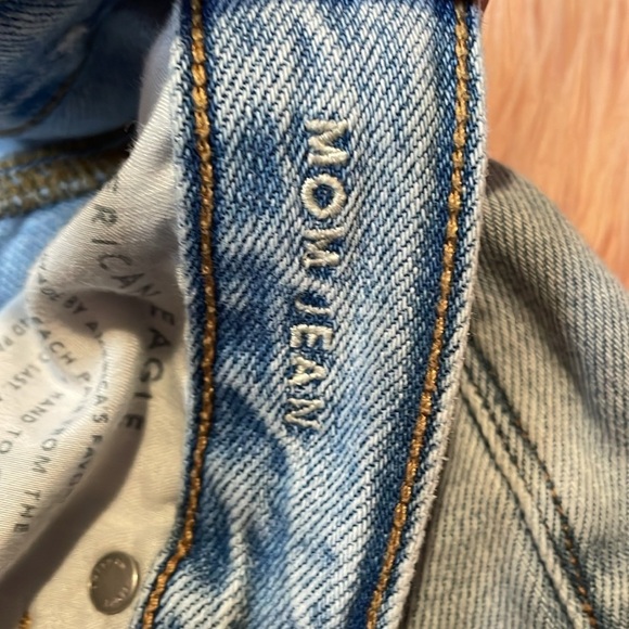 American‎ Eagle Light Wash Distressed Mom Jean Size 6 - Picture 4 of 9
